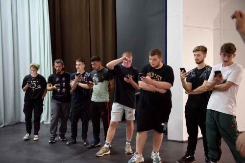 046